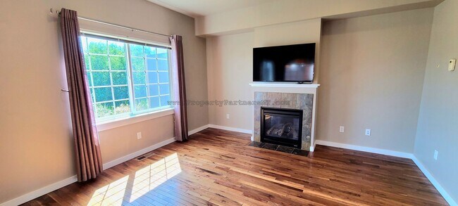 Building Photo - (August Free!) Beautiful 3 Bed 2.5 Bath To...