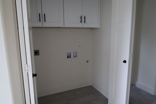 Building Photo - Seven Oaks Luxury Duplexes - New, Light, Bright, and Spacious!!