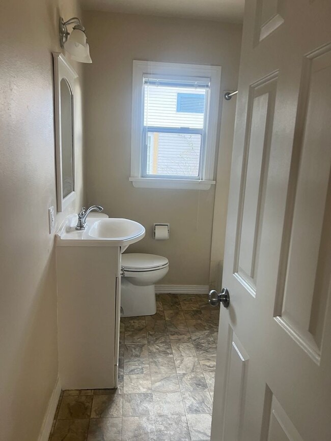 Building Photo - Affordable, Adorable Medford Home!!