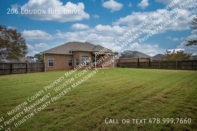 Building Photo - Single level - Split floor plan - All bric...