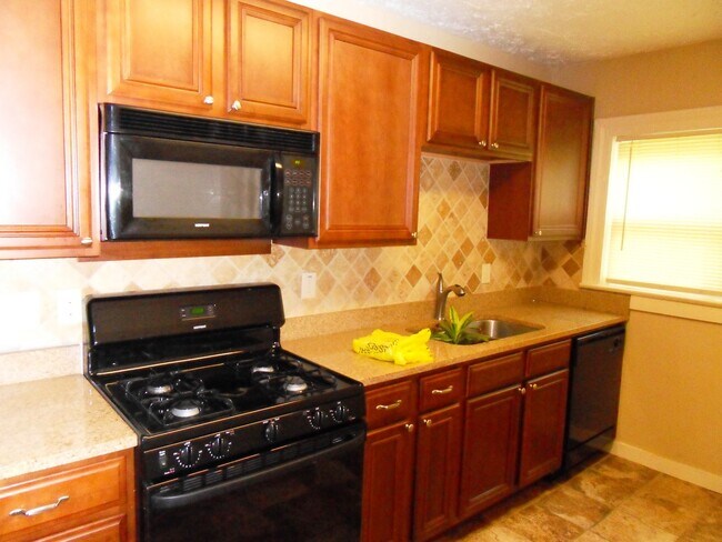Building Photo - 583 Colonial Cir SE