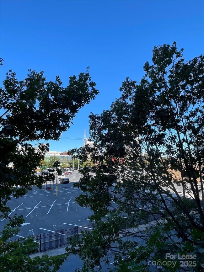 Building Photo - 505 E 6th St