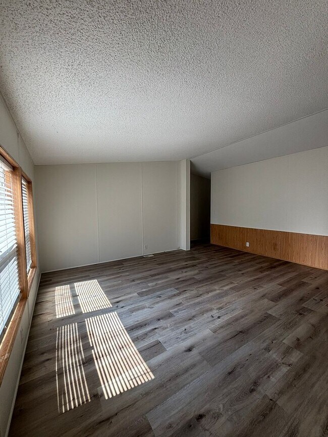 Building Photo - 221 Silver Maple Dr