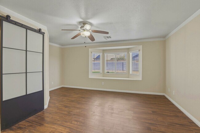 Building Photo - 4 Bedroom Home with Oversized Yard & RV Parking!