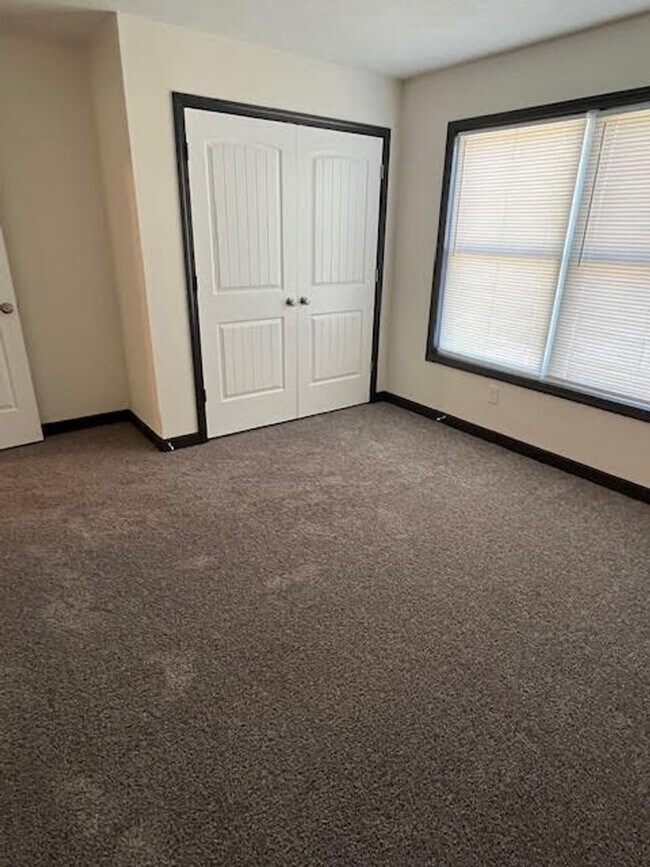 Building Photo - 147 Southpark Dr