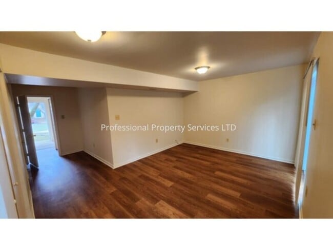 Building Photo - Beautiful 3 Level Garage Townhome Convenient Location!