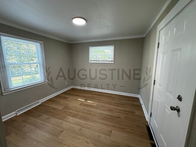 Building Photo - 2723 Robin Hood Dr