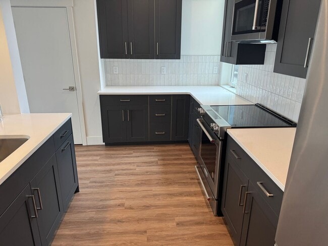 Building Photo - Brand New Modern Home!