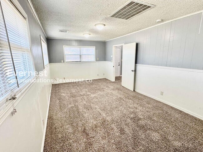 Building Photo - 3 Bed, 2 Bath with Fenced Yard / Pet-Friendly / Available Now!