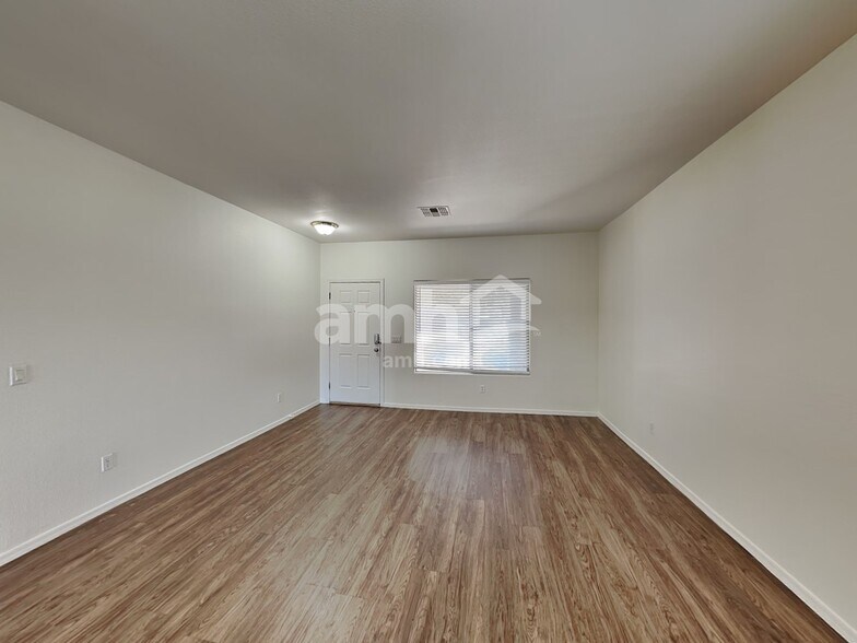 Building Photo - 782 E Christopher St