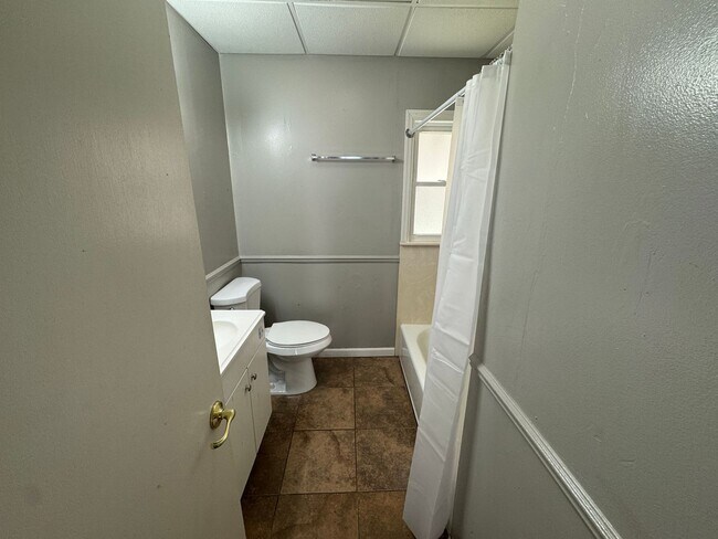 Building Photo - 3 Bedroom and 1 Bath Home With Recent Updates