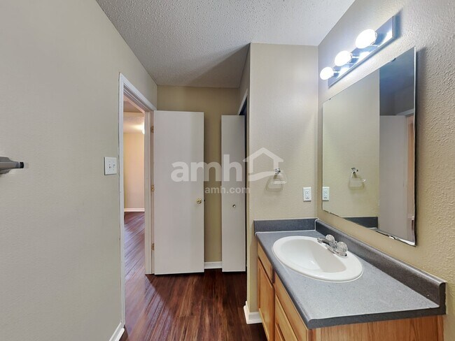 Building Photo - 536 Runnymede Ct