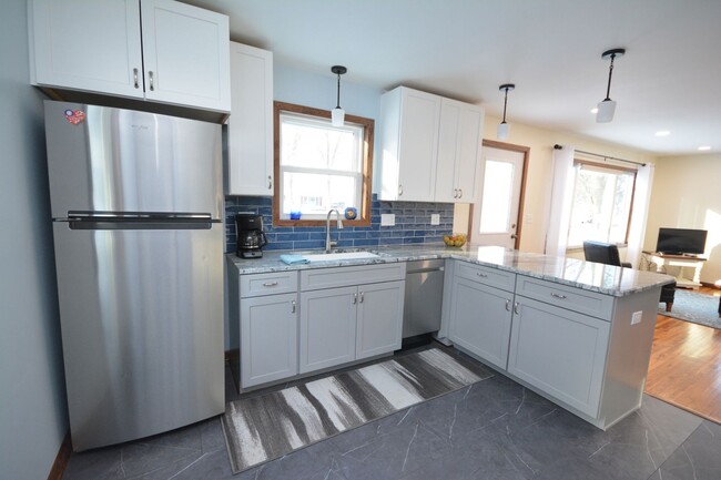 Building Photo - Beautiful 2bed Home With New Renovations F...