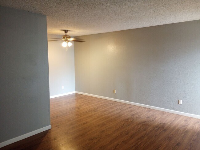 Building Photo - Cherry Creek Schools, 2 bed, 1 bath, 900 s...