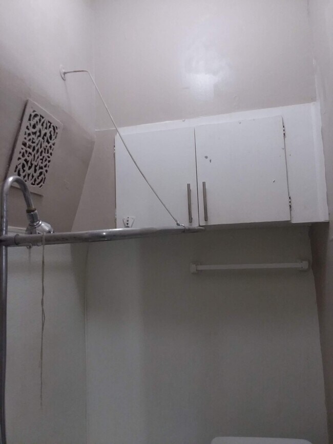 Building Photo - Cap Hil Adorable 1 Bedroom Available Now!