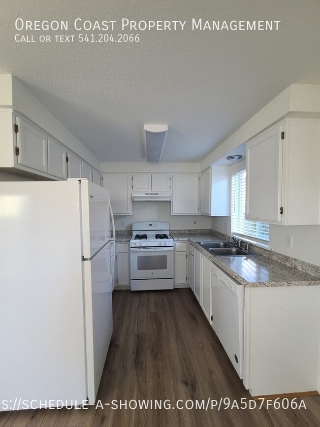 Building Photo - 1135 SE Oar Ave