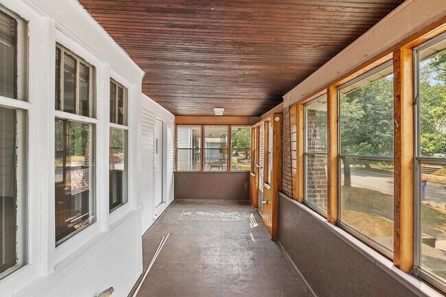 Building Photo - 220 Valley Ave SW