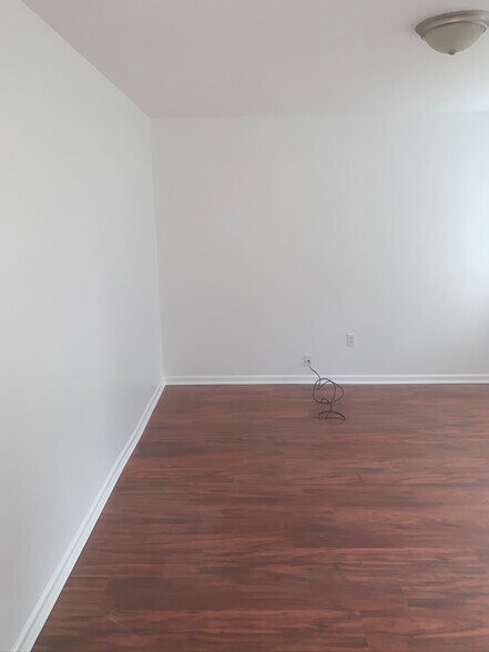 Building Photo - 210 6th St