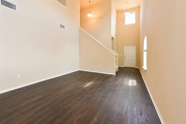 Building Photo - 613 Pinnacle Dr