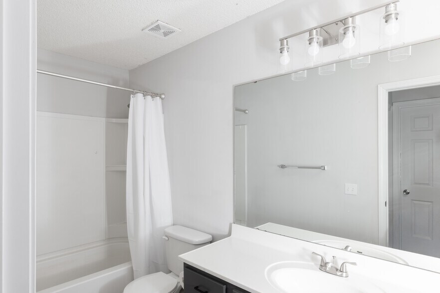 Building Photo - 2282 Highland Hill Dr