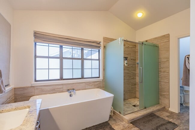 Building Photo - Beautiful Home in the Golf Course Area