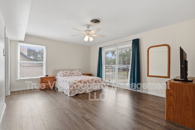 Building Photo - 2423 W Gramercy Pl