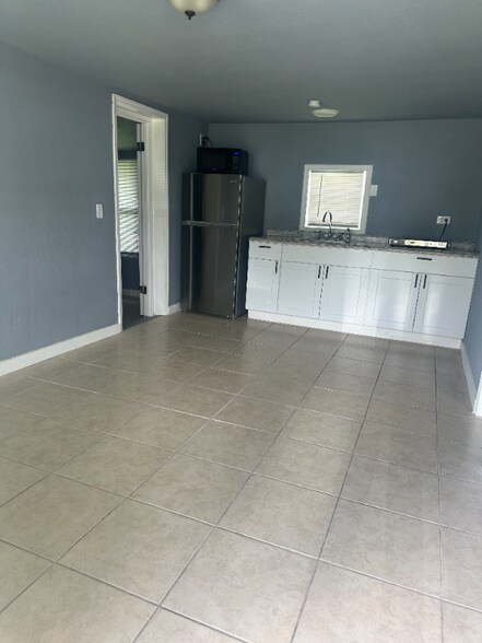 Building Photo - 1064 N Tamiami Trl