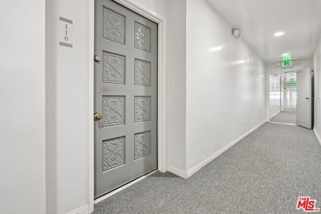 Building Photo - 530 S Barrington Ave