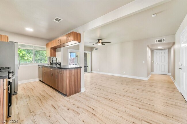Building Photo - 1405 Vegas Valley Dr