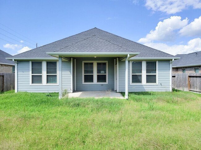 Building Photo - Quiet Cul De Sac! Tray Ceiling in Family & Primary suite. Wood Like Tile, Modern Gray Walls, Grea...