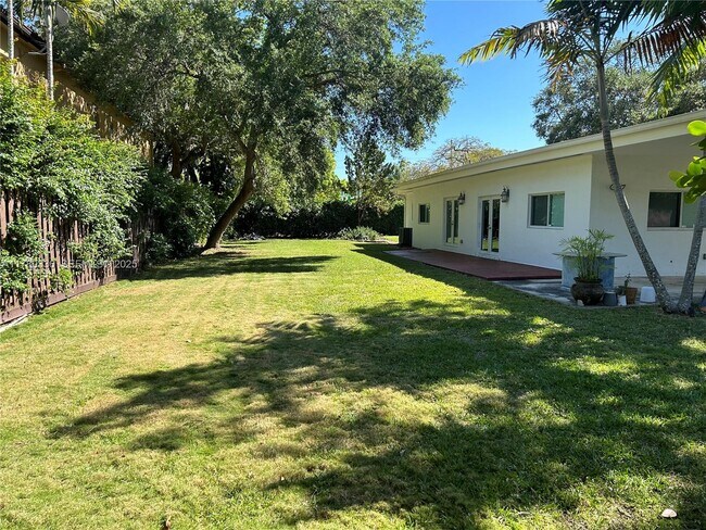 Building Photo - 5495 SW 68th Ave