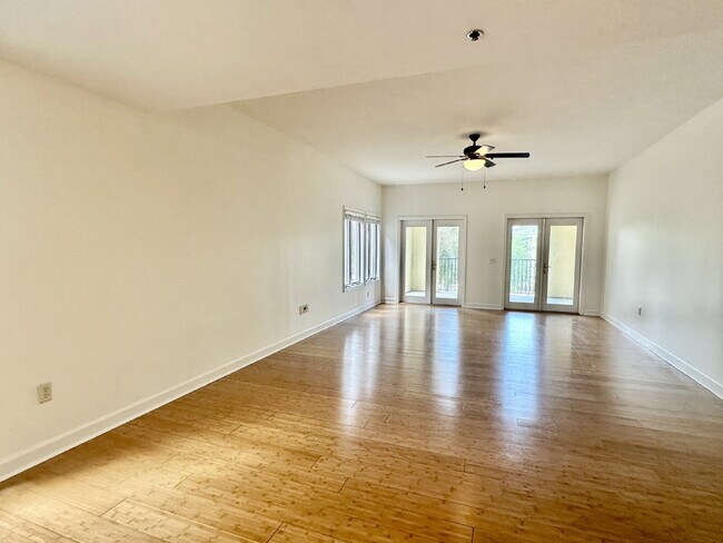 Building Photo - Beautiful Two Bedroom Townhome Located in Bluffton Village!