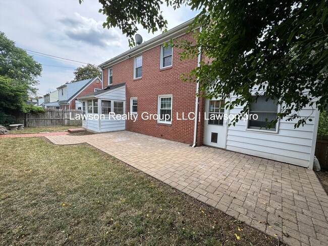 Building Photo - Charming and Updated Home in Raleigh Court with Fenced In Yard, Lawn Care Included!