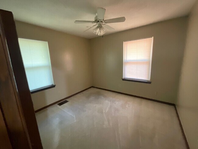 Building Photo - Spacious 3 bed, 1 1/2 bath, 1 car garage w...