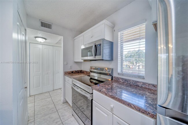 Building Photo - 9962 Twin Lakes Dr