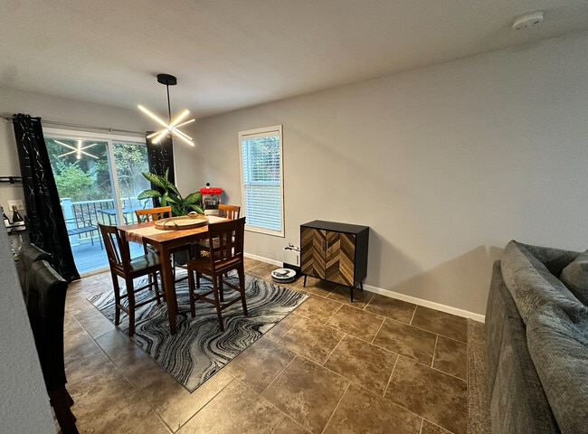 Building Photo - 420 Evergreen Dr