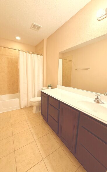 Building Photo - 16005 Summerville Lake Dr