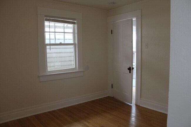 Building Photo - 622