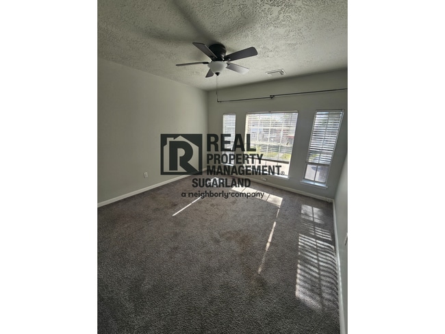 Building Photo - Executive Living in the Heart of Sugar Land