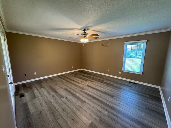 Building Photo - Steps from the Tee—Your Golf Course Home A...