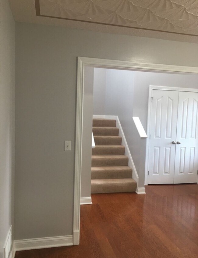 Building Photo - 100 Twin Lakes Dr