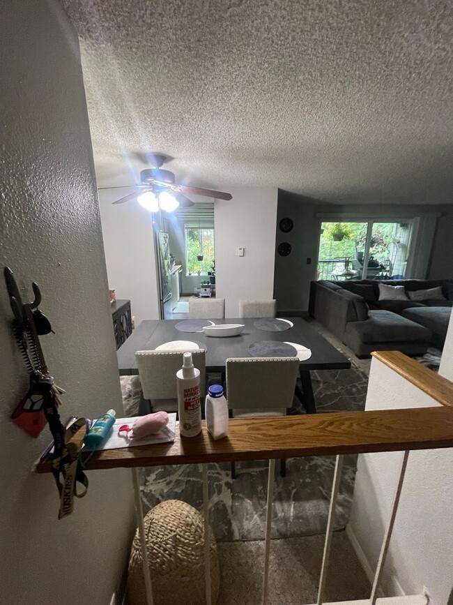 Building Photo - 3 Bedroom 1 & 3/4 Bath Condo in Desirable ...