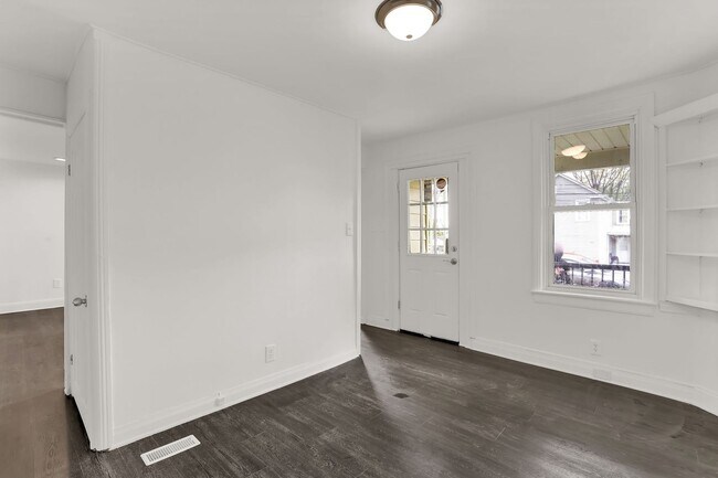 Building Photo - 569 Pleasant St