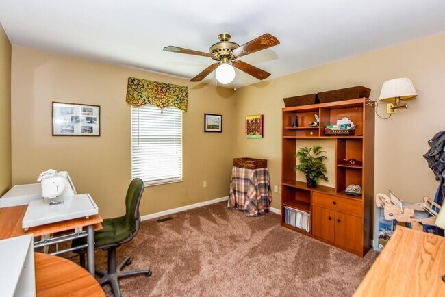 Building Photo - Maryville 37803 - 3 bedroom home with bonus room - Contact Tom Parry (865) 607-3649