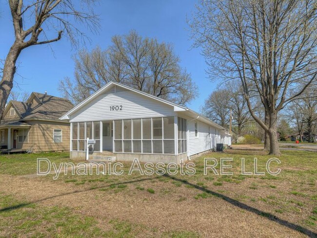 Building Photo - 1902 N Joplin St