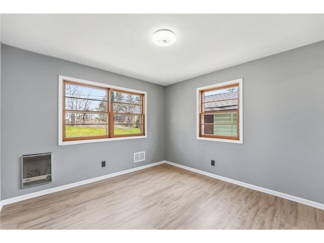 Building Photo - 1697 Rose Pl W