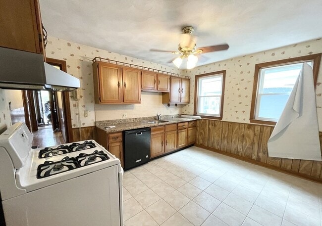 Building Photo - 72 Roseclair St