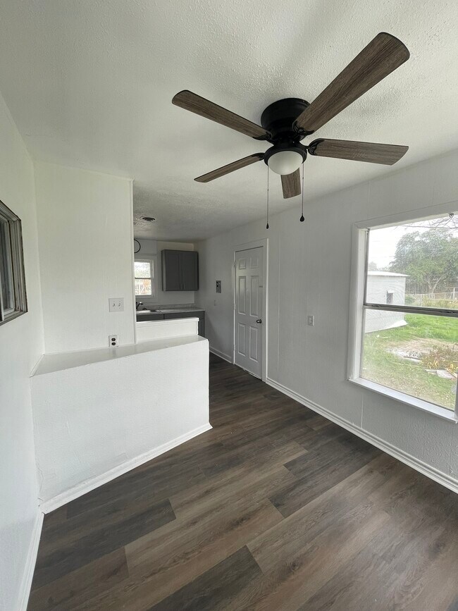 Building Photo - 602 S Wanda Dr