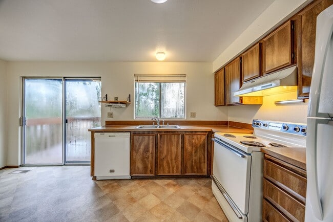 Building Photo - 4617 Basswood Ct SE