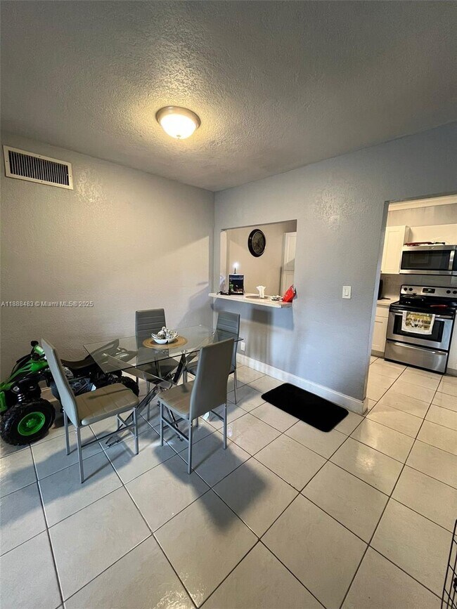 Building Photo - 13715 Kendale Lakes Cir